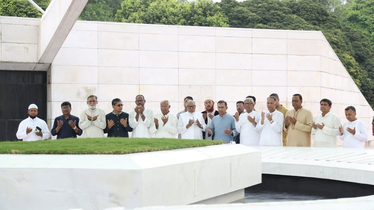 মা-বাবার কবর জিয়ারত করেছেন প্রধানমন্ত্রী তারেক রহমান। ছবি: প্রধানমন্ত্রীর কার্যালয়