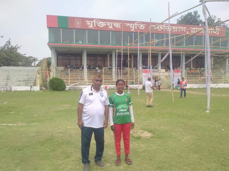 খেলোয়াড়ের সঙ্গে কোচ ওয়াহেদুল ইসলাম। ছবি: আজকের পত্রিকা