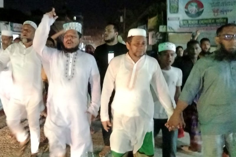 হামলার প্রতিবাদে কচুয়ার বিভিন্ন স্থানে বিক্ষোভ মিছিল করেছে জামায়াতের নেতাকর্মীরা।  ছবি: আজকের পত্রিকা