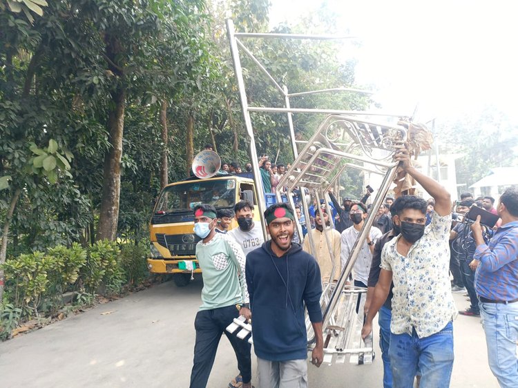 নোয়াখালীতে ওবায়দুল কাদেরের বাড়ি ভাঙচুর, আগুন। ছবি: সংগৃহীত