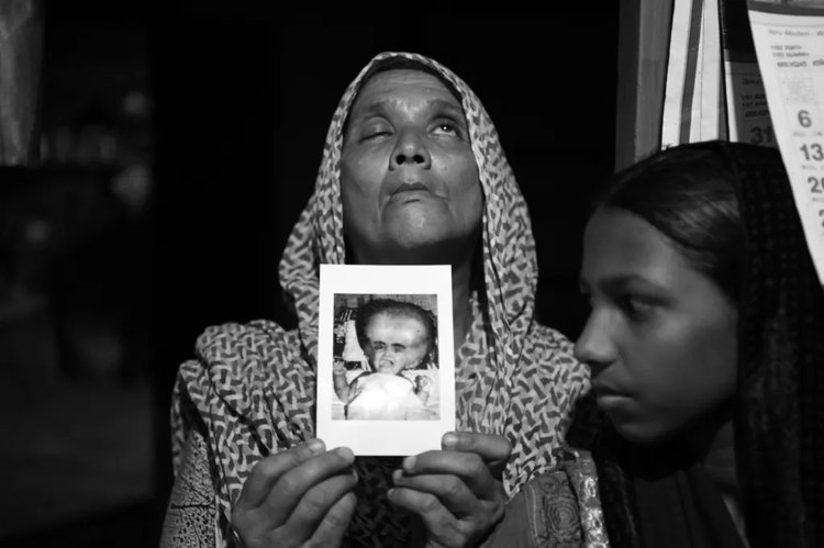 বিষাক্ত কীটনাশকটির ফলে ১৯৯০ ও ২০০০-এর দশকে ওই এলাকায় জন্ম নেওয়া শিশুরা ভুক্তভোগী হয়েছে দুরারোগ্য ব্যাধির। ছবি: আলোকচিত্রী মধুরাজ