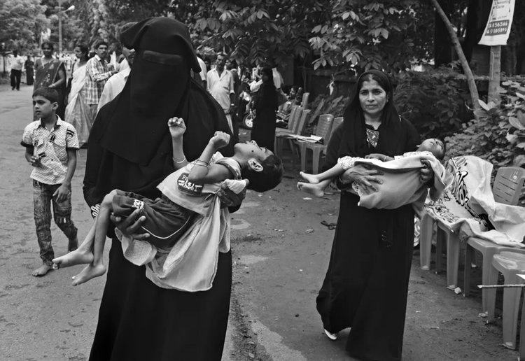 বছরের পর বছর ধরে বাবা-মায়েরা তাঁদের অসুস্থ শিশুদের কোলে নিয়ে ক্ষতিপূরণ ও সুচিকিৎসার দাবিতে রাজপথে বিক্ষোভ করেছেন। ছবি: আলোকচিত্রী মধুরাজ