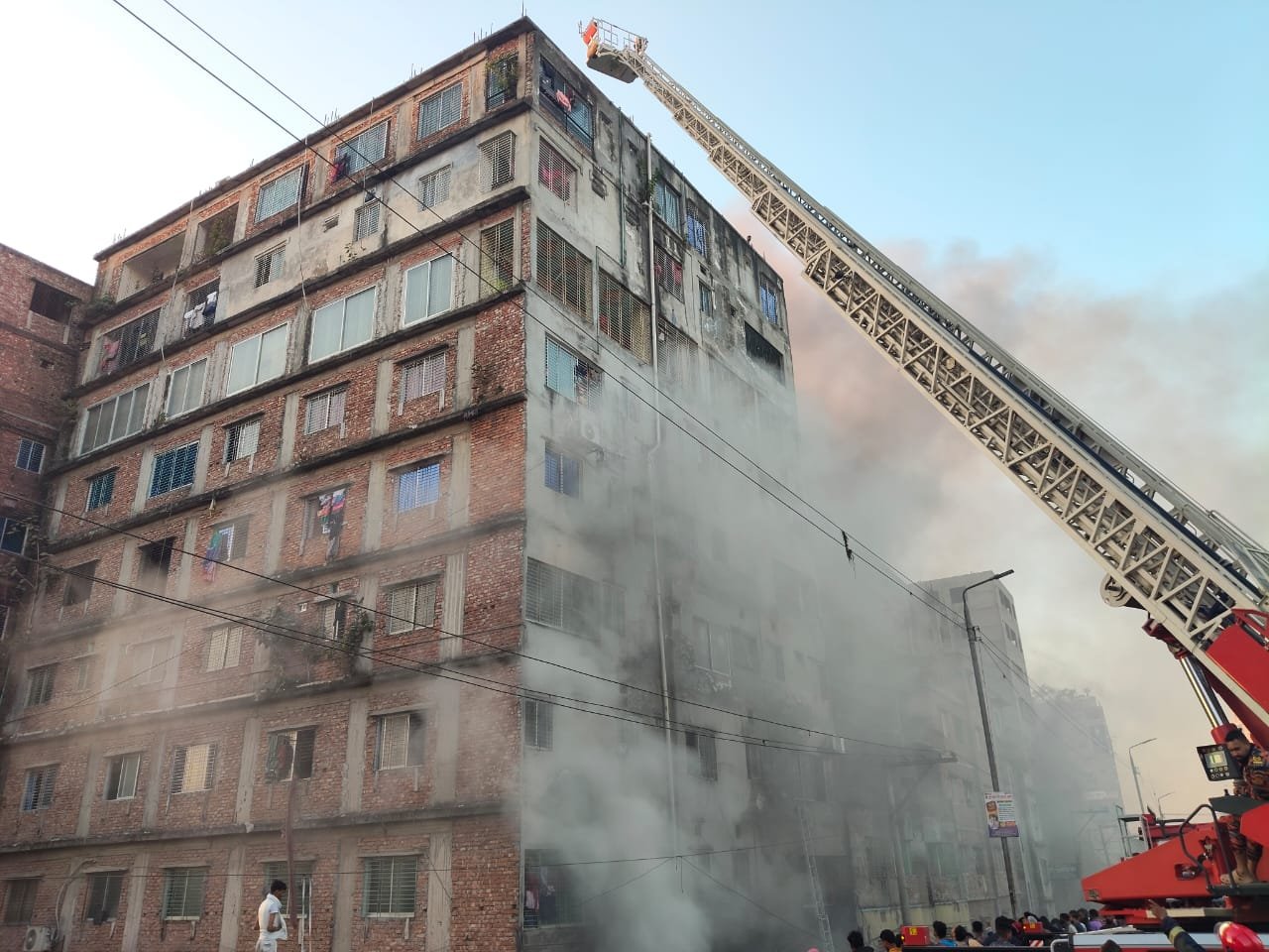 কেরানীগঞ্জে জাবালে নূর সুপার মার্কেটে আগুন, উদ্ধার ৪২