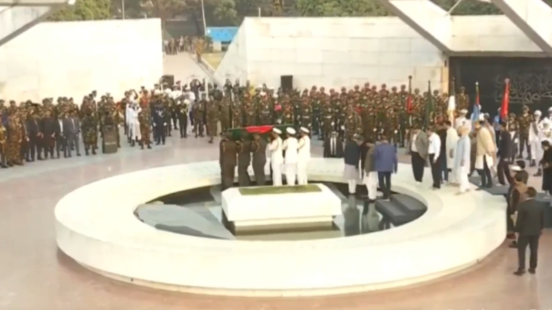 স্বামীর কবরের পাশে চিরনিদ্রায় শায়িত হলেন খালেদা জিয়া