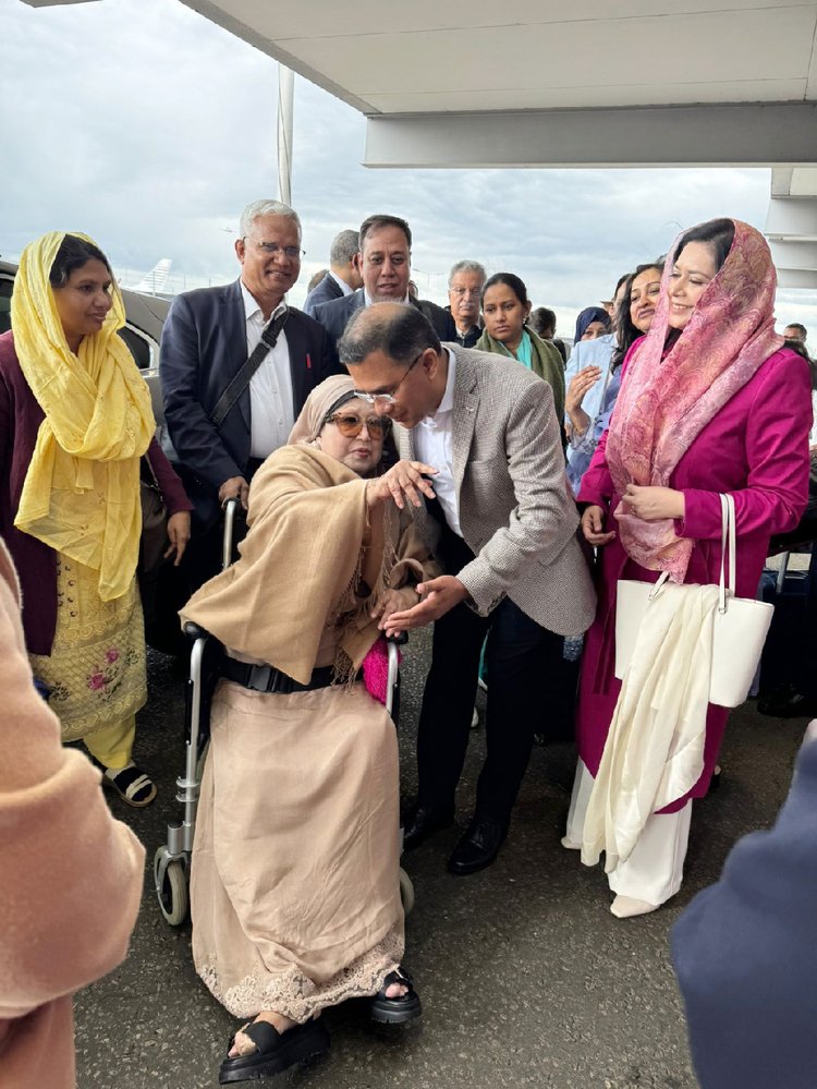 বিমানবন্দরে পৌঁছেছেন বিএনপি চেয়ারপারসন খালেদা জিয়া। ছবি: সংগৃহীত