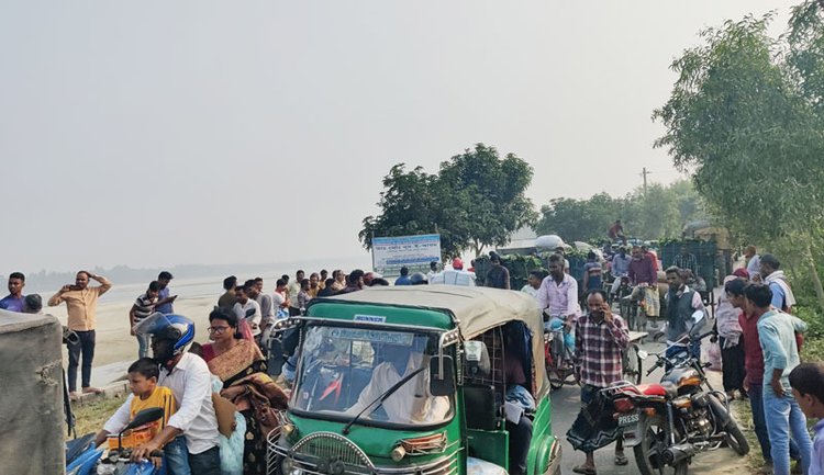 সড়ক অবরোধ করায় দীর্ঘ যানজট সৃষ্টি হয়। ছবি: আজকের পত্রিকা