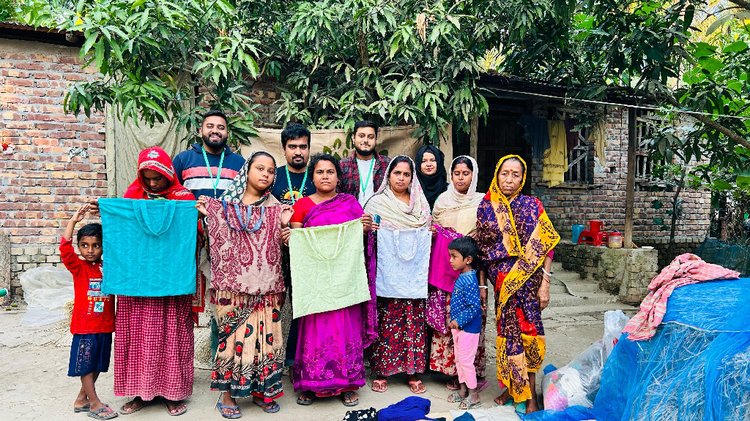 খুলনার বটিয়াঘাটা উপজেলার বিরাট গ্রামের সুবিধাবঞ্চিত নারীদের পুরোনো কাপড় ও পাট ব্যবহার করে বিভিন্ন ব্যাগ, টুপিসহ বিভিন্ন জিনিসপত্র তৈরির বিশেষ প্রশিক্ষণ দিচ্ছেন সমৃদ্ধির সদস্যরা। ছবি: আজকের পত্রিকা