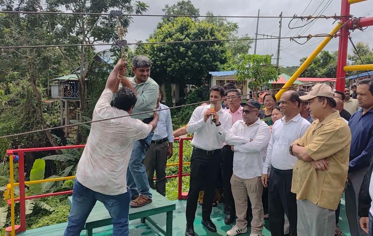 খাগড়াছড়িতে পর্যটকদের ভ্রমণকে আনন্দময় করতে জিপ লাইন, রোমাঞ্চকর জায়ান্ট সুইং ও কিডস জোন চালু হয়েছে। ছবি: আজকের পত্রিকা