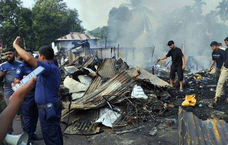 খাগড়াছড়ির মহালছড়ি বাজারে আগুনে পুড়েছে অন্তত ২০টি দোকান। ছবি: আজকের পত্রিকা