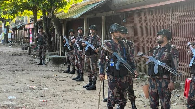 খাগড়াছড়িতে জুম্ম ছাত্র-জনতার ডাকা অনির্দিষ্টকালের সড়ক অবরোধ ঘিরে সতর্ক অবস্থানে আইনশৃঙ্খলা রক্ষাকারী বাহিনীর সদস্যরা। ছবি: আজকের পত্রিকা