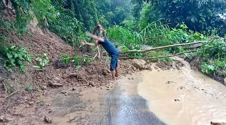 পাহাড়ের মাটি ধসে সড়কের ওপরে পড়ায় যান চলাচল বন্ধ। ছবি: আজকের পত্রিকা
