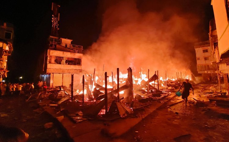 আগুনে ক্ষতিগ্রস্ত দোকান। ছবি: আজকের পত্রিকা