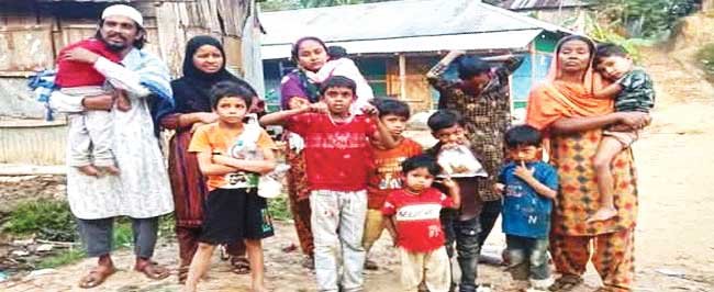 সীমান্ত দিয়ে মানুষ ঠেলছে ভারতীয় সীমান্তরক্ষীরা