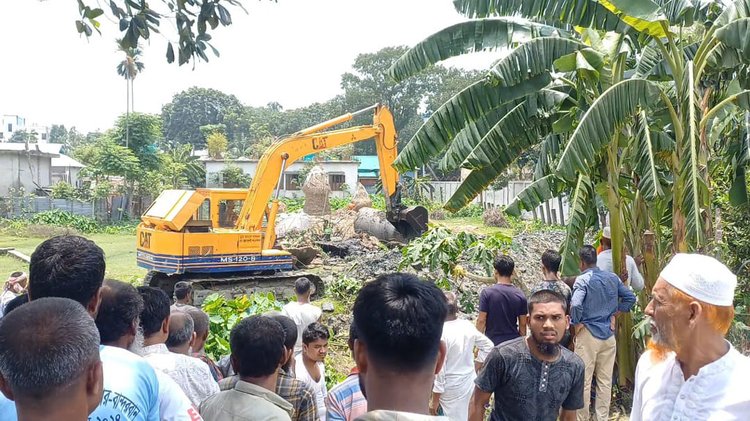 কিশোরগঞ্জ সদর উপজেলার লতিবাবাদে খাল খনন। ছবি: আজকের পত্রিকা