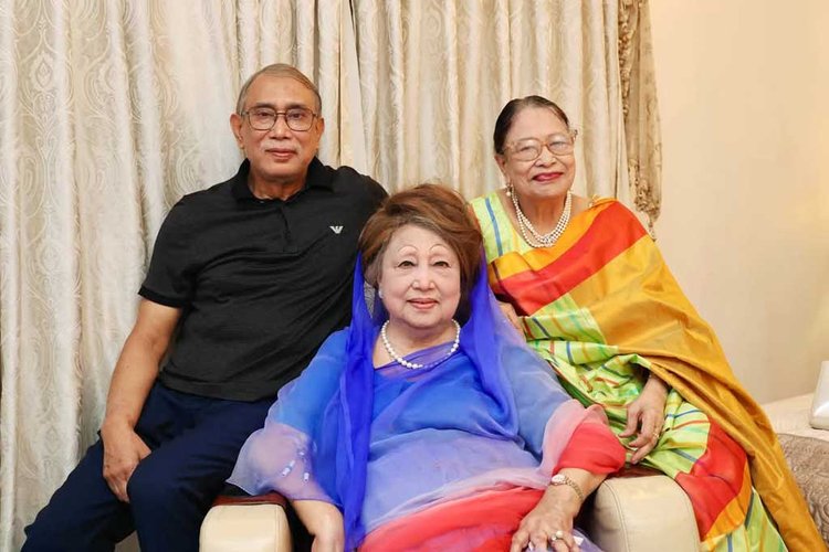 পরিবারের সদস্যদের সঙ্গে বিএনপির চেয়ারপারসন খালেদা জিয়া। ছবি: বিএনপি মিডিয়া সেল