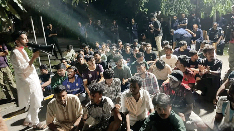 খুবি শিক্ষকের ওপর হামলার প্রতিবাদে শুক্রবার রাতভর ক্যাম্পাসে বিক্ষোভ করেন শিক্ষার্থীরা। ছবি: আজকের পত্রিকা