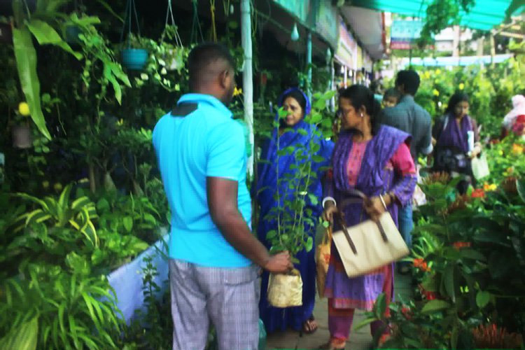 খুলনার সার্কিট হাউস ময়দানের টেনিস গ্রাউন্ডের পাশে মাসব্যাপী আয়োজিত বৃক্ষমেলায় দর্শণার্থীদের ভীড়। ছবি: আজকের পত্রিকা