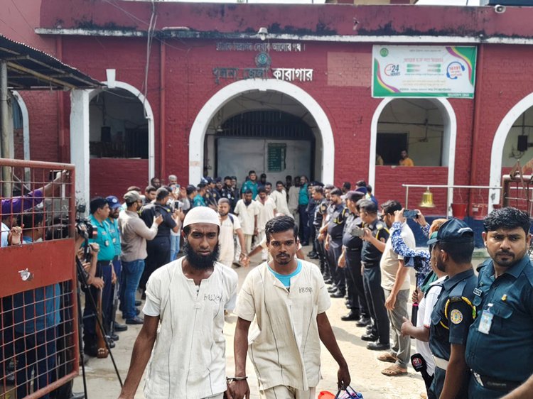 আজ বেলা ১১টায় তিনটি প্রিজন ভ্যানে করে ১০০ জন সাজাপ্রাপ্ত কয়েদিকে (পুরুষ) খুলনার আধুনিক কারাগারে নিয়ে যাওয়া হয়। ছবি: আজকের পত্রিকা