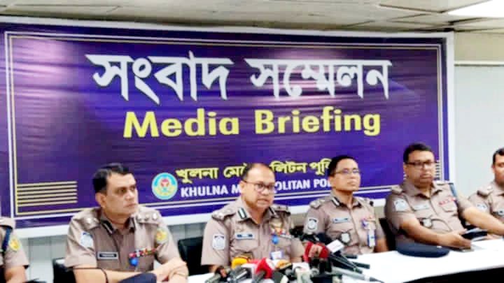 আজ সকালে কেএমপি সদর দপ্তরে আয়োজিত সংবাদ সম্মেলনে পুলিশ কমিশনার মোহাম্মদ জাহিদুল হাসান। ছবি: সংগৃহীত