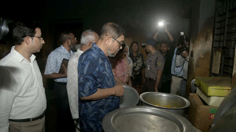 খুলনা জেনারেল হাসপাতালের রান্নাঘরে খাবার পরখ করছেন স্বাস্থ্যমন্ত্রী। ছবি: আজকের পত্রিকা