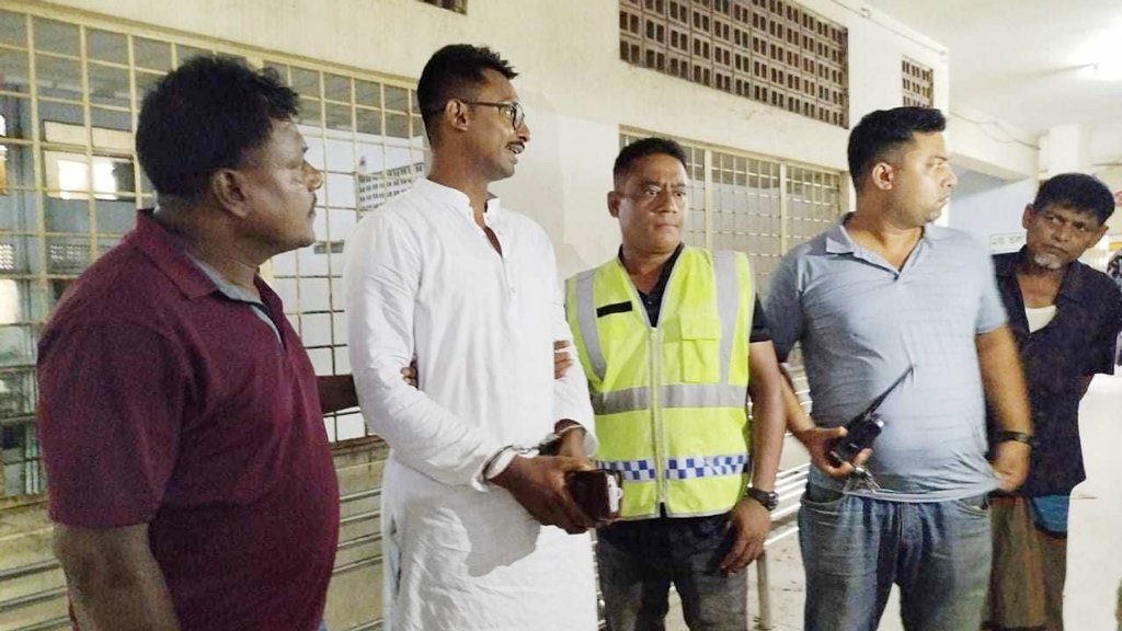 খুবি শিক্ষকের গায়ে হাত তোলা অভিযুক্ত নোমান আটক