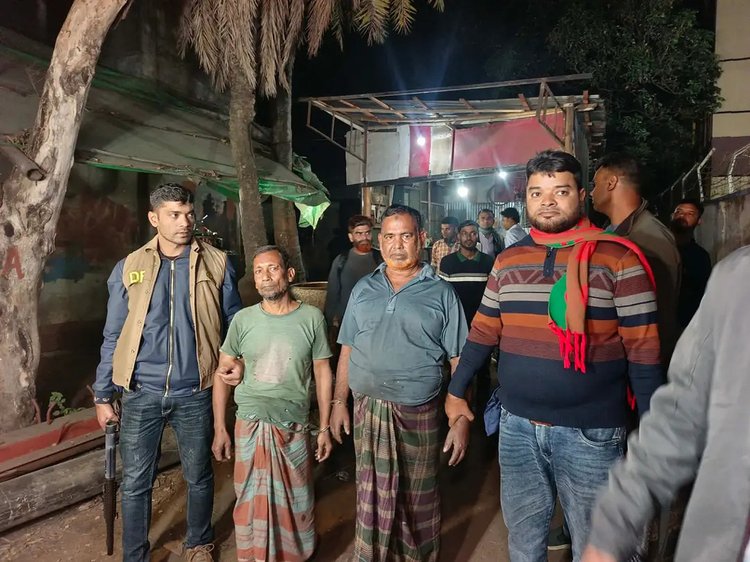 খুলনা নগরীর জোড়া গেট এলাকায় লেদ কারখানা থেকে আগ্নেয়াস্ত্রের সরঞ্জাম উদ্ধারকালে আটক ব্যক্তিরা। ছবি: আজকের পত্রিকা