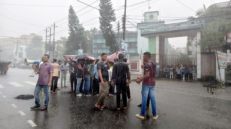 খুলনা মহানগর পুলিশ কমিশনারের অপসারণ দাবিতে আজ সোমবার কেএমপির সদর দপ্তরের সামনে ‘ব্লকেড’ কর্মসূচি পালন করেছে ছাত্র-জনতা। ছবি: আজকের পত্রিকা