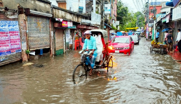 টানা ভারী বৃষ্টিতে আজ মঙ্গলবার খুলনা নগরীর অধিকাংশ সড়ক ডুবে যায়। ছবি: আজকের পত্রিকা