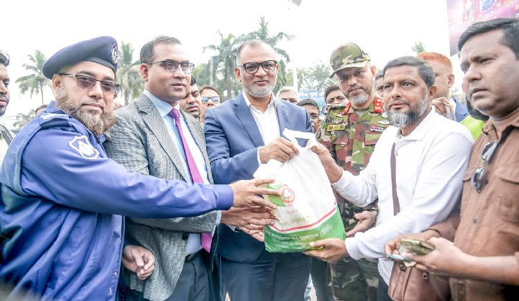 খুলনা নগরীর শিববাড়ী মোড়ে আজ মঙ্গলবার টিসিবির পণ্য বিক্রি কার্যক্রমের উদ্বোধন করেন বাণিজ্য উপদেষ্টা শেখ বশিরউদ্দীন। ছবি: আজকের পত্রিকা