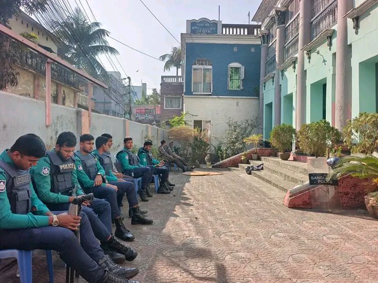 খুলনায় প্রথম আলো অফিসে পুলিশের সতর্ক প্রহরা। ছবি: আজকের পত্রিকা