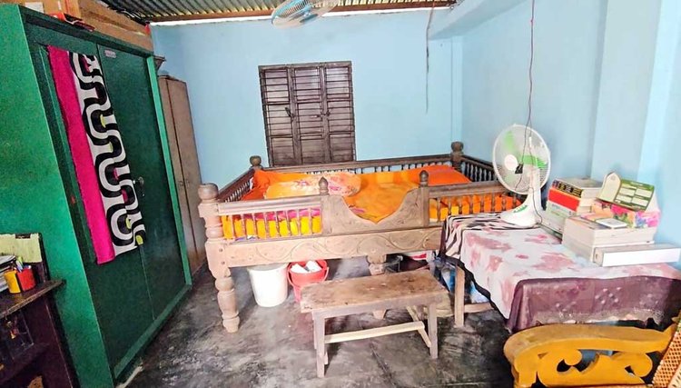 ব্যবহৃত হচ্ছে কবির বাসর ঘরের খাট