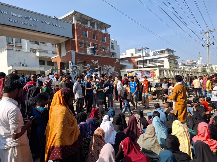 শহীদ সৈয়দ নজরুল ইসলাম মেডিকেল কলেজ হাসপাতালের সামনের সড়ক অবরোধ করেন শিক্ষার্থীরা। ছবি: আজকের পত্রিকা