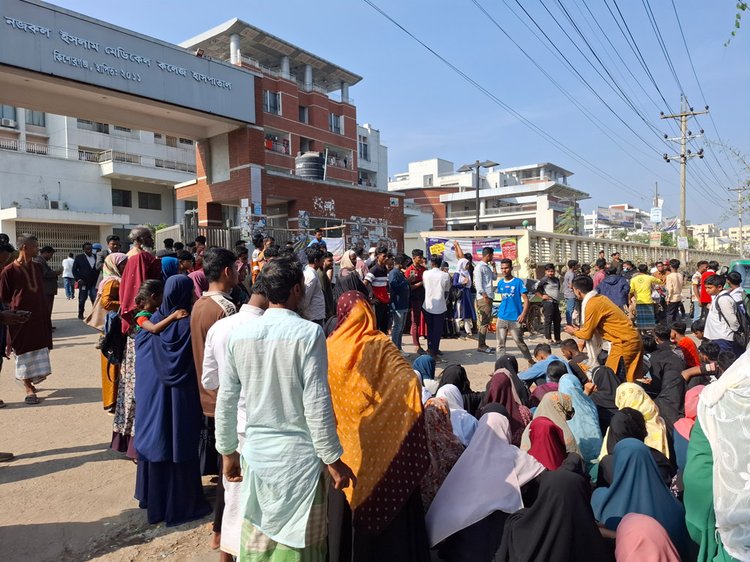 শহীদ সৈয়দ নজরুল ইসলাম মেডিকেল কলেজ হাসপাতালের সামনে শিক্ষার্থীদের সড়ক অবরোধ। ছবি: আজকের পত্রিকা