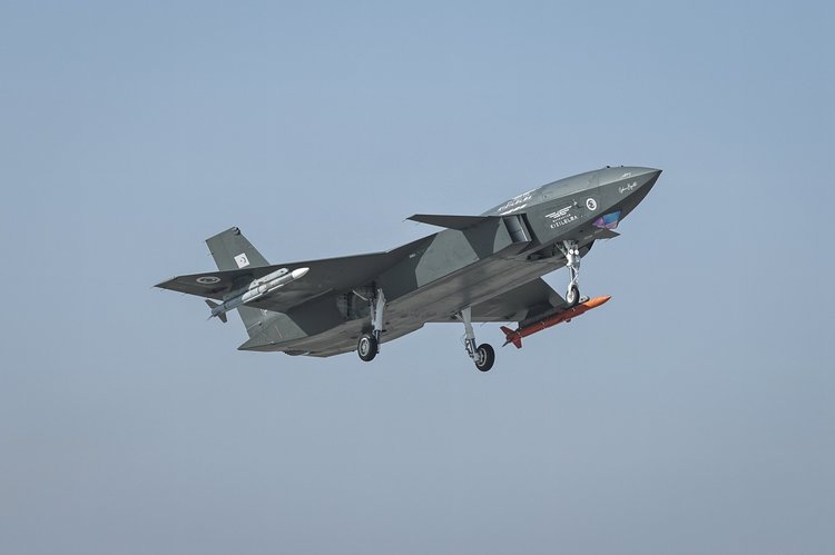 বিশ্বের প্রথম মনুষ্যবিহীন যুদ্ধবিমান থেকে ক্ষেপণাস্ত্র নিক্ষেপের পরীক্ষা চালিয়েছে তুরস্ক। ছবি: আনাদোলু