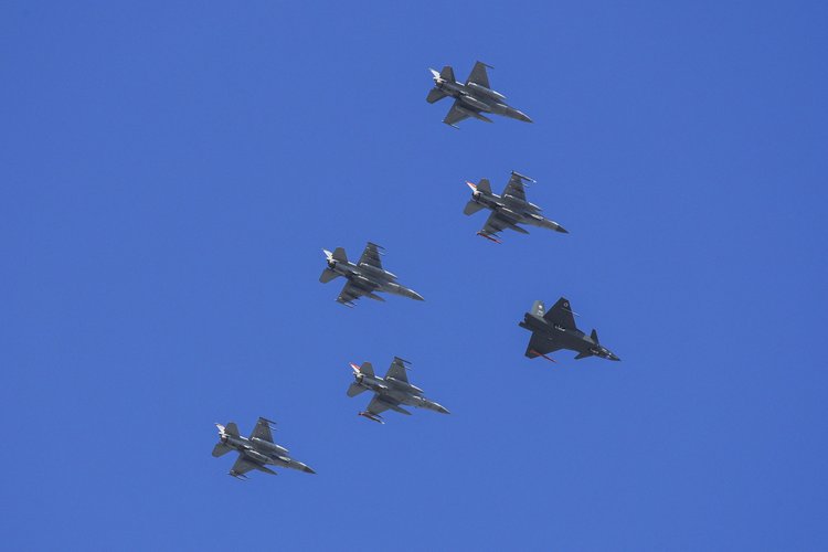 বিশ্বের প্রথম মনুষ্যবিহীন যুদ্ধবিমান থেকে ক্ষেপণাস্ত্র নিক্ষেপের পরীক্ষা চালিয়েছে তুরস্ক। ছবি: আনাদোলু