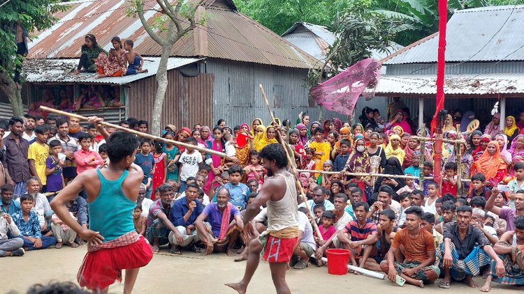 চলছে লাঠির কসরতে লাঠি খেলা। ছবি: আজকের পত্রিকা