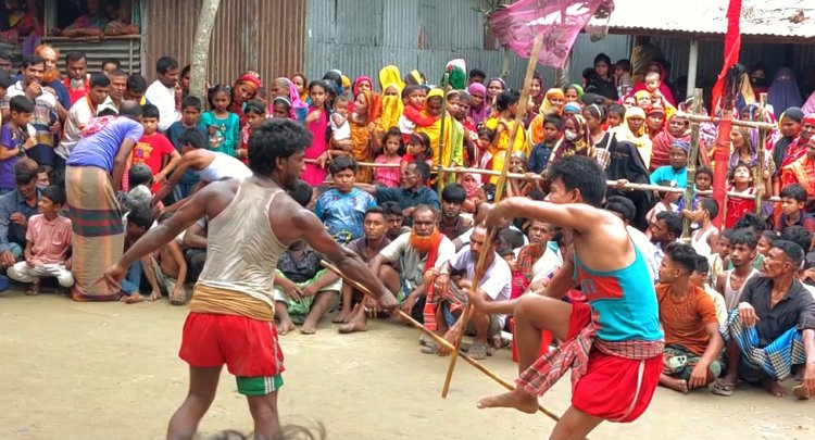 চলছে লাঠির কসরতে লাঠি খেলা। ছবি: আজকের পত্রিকা