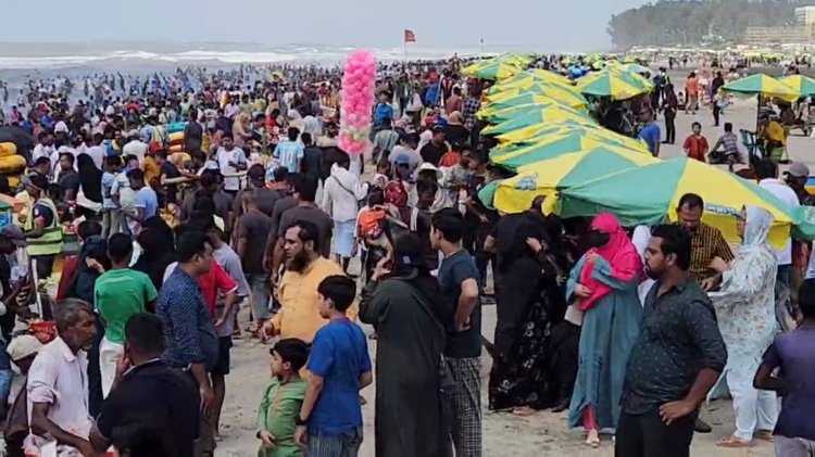 কক্সবাজার সৈকতে ভরপুর পর্যটক। শনিবার বিকেলে শহরের সুগন্ধা পয়েন্টের সৈকত এলাকা থেকে তোলা। ছবি: আজকের পত্রিকা