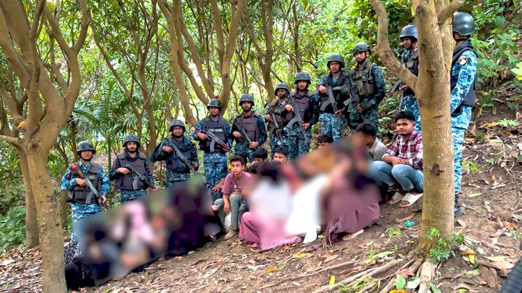 কক্সবাজারের টেকনাফের গহিন পাহাড়ে অভিযান চালিয়ে নারী-শিশুসহ ২৫ জনকে উদ্ধার। ছবি: আজকের পত্রিকা