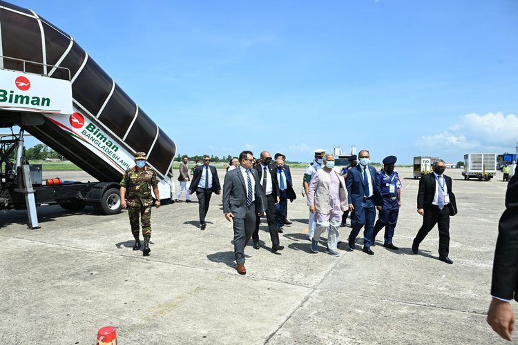 আজ সকাল ১০টায় প্রধান উপদেষ্টা অধ্যাপক ড. মুহাম্মদ ইউনূস কক্সবাজার বিমানবন্দরে পৌঁছান। ছবি: আজকের পত্রিকা