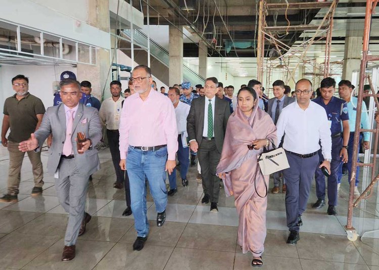 কক্সবাজার বিমানবন্দর নির্মাণকাজের অগ্রগতি পরিদর্শন করেন বেসামরিক বিমান পরিবহন ও পর্যটন মন্ত্রণালয়ের উপদেষ্টা শেখ বশিরউদ্দীন। ছবি: আজকের পত্রিকা