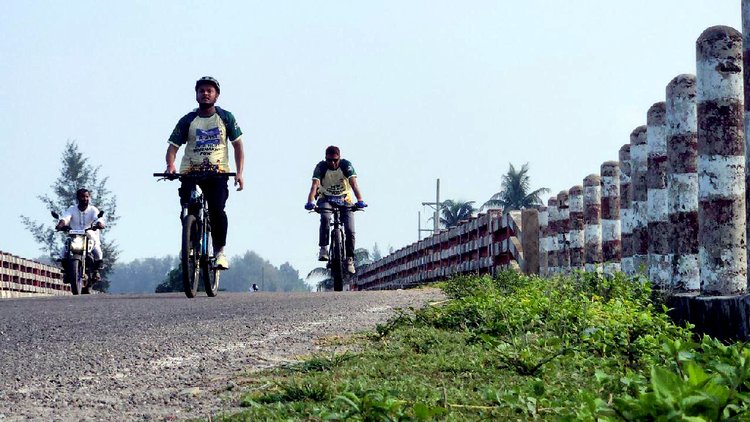 কক্সবাজার-টেকনাফ মেরিন ড্রাইভে বৈশাখী ট্রায়াথলন-২০২৫ প্রতিযোগিতা অনুষ্ঠিত হয়। ছবি: আজকের পত্রিকা