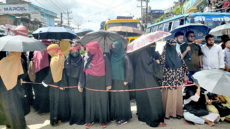 কক্সবাজারে রোহিঙ্গা ক্যাম্পে চাকরিচ্যুত শিক্ষকদের সড়ক অবরোধ। ছবি: আজকের পত্রিকা