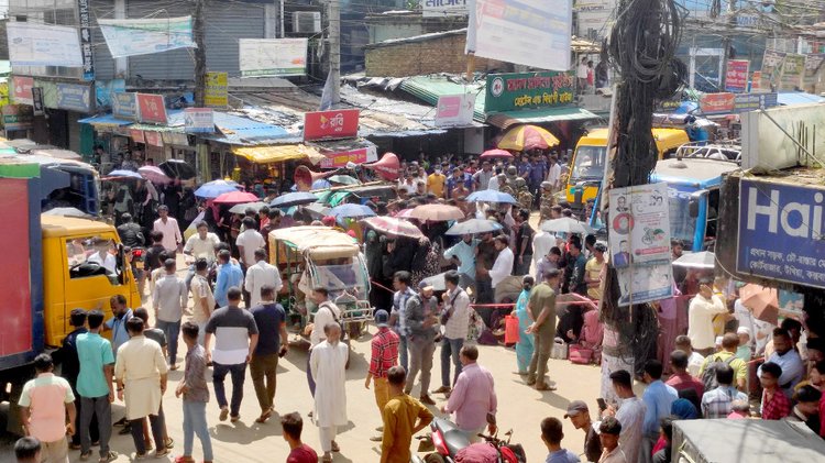 কক্সবাজারে রোহিঙ্গা ক্যাম্পে চাকরিচ্যুত শিক্ষকদের সড়ক অবরোধ। ছবি: আজকের পত্রিকা