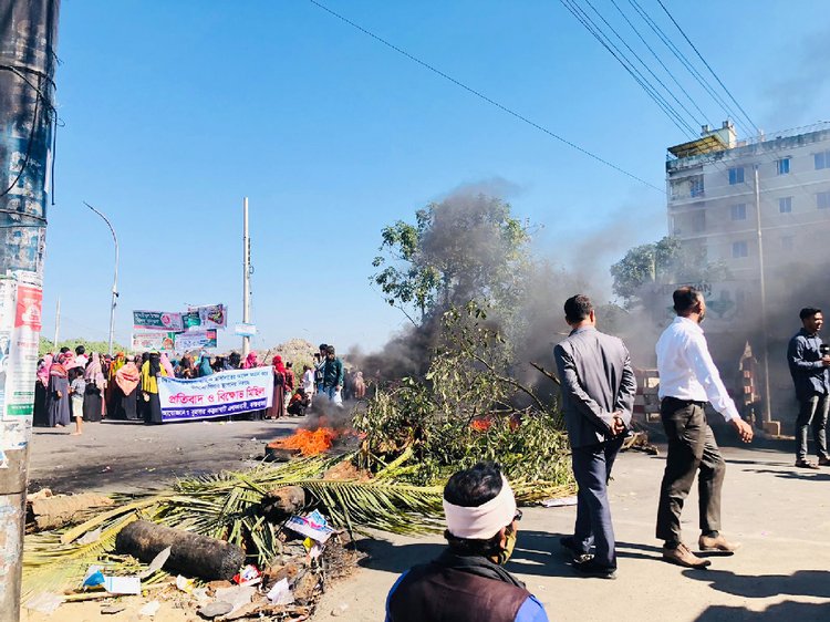 কক্সবাজারে আজ রোববার বিআইডব্লিউটিএ কর্মকর্তারা নদীবন্দরের সীমানা পিলার বসাতে গেলে সড়ক অবরোধ ও টায়ার জ্বালিয়ে বিক্ষোভ করেন স্থানীয় লোকজন। ছবি: আজকের পত্রিকা