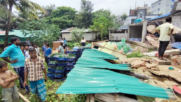 কক্সবাজারের বাঁকখালী নদীর তীরে অবৈধভাবে নির্মিত স্থাপনা উচ্ছেদ করা হয়। আজ দুপুরে কস্তুরাঘাট এলাকায়। ছবি: আজকের পত্রিকা