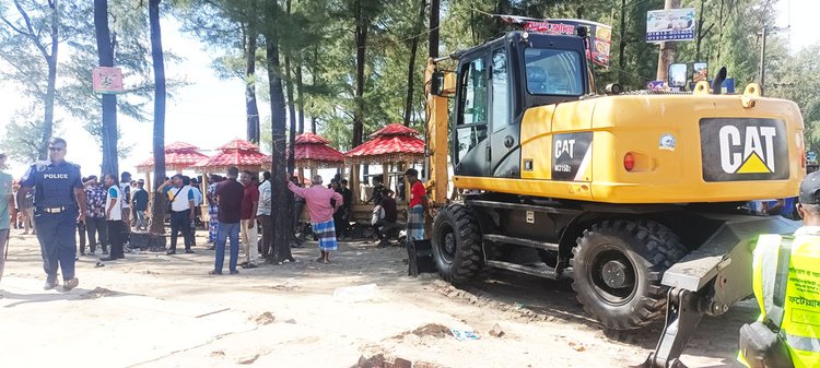 কক্সবাজার সৈকতের বালিয়াড়ি দখলমুক্ত করতে আজ রোববার দুপুরে উচ্ছেদ অভিযান চালায় জেলা প্রশাসন। ছবি: আজকের পত্রিকা