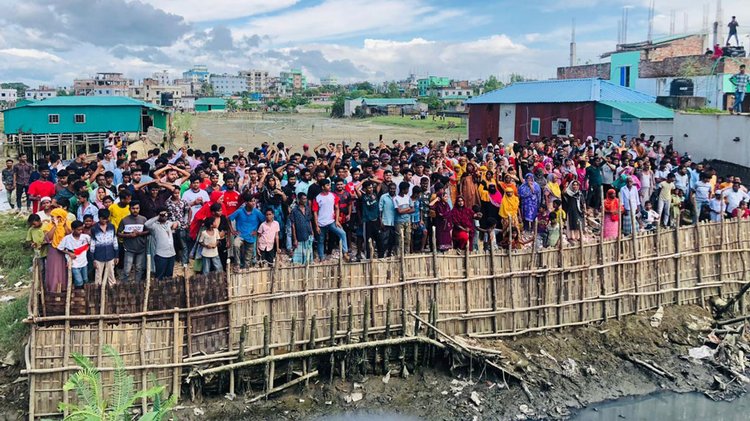 কক্সবাজারের পেশকারপাড়া এলাকায় আজ বুধবার বাঁকখালী তীরের অবৈধ স্থাপনা উচ্ছেদে গেলে বাধার মুখে পড়ে প্রশাসন। ছবি: আজকের পত্রিকা