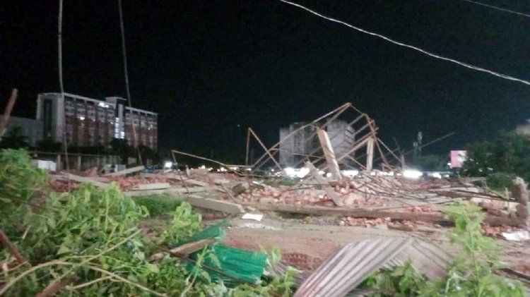 কক্সবাজার সৈকতের সুগন্ধা পয়েন্টে আজ বুধবার সন্ধ্যায় উচ্ছেদ অভিযান চালিয়ে ২ একর ৩০ শতক খাসজমি দখলমুক্ত করা হয়। ছবি: আজকের পত্রিকা