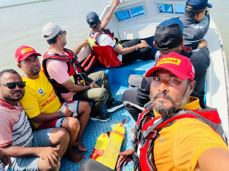 কক্সবাজার সৈকতে গোসল করতে নেমে নিখোঁজ চবি শিক্ষার্থী অরিত্র হাসানের সন্ধানে আজ শনিবার ড্রোন উড়িয়ে তল্লাশি চালাচ্ছেন বিমানবাহিনীর সদস্যরা। এ ছাড়া স্পিডবোটে করে সাগর-নদীর মোহনায় উদ্ধার তৎপরতা চালানো হয়। ছবি: আজকের পত্রিকা
